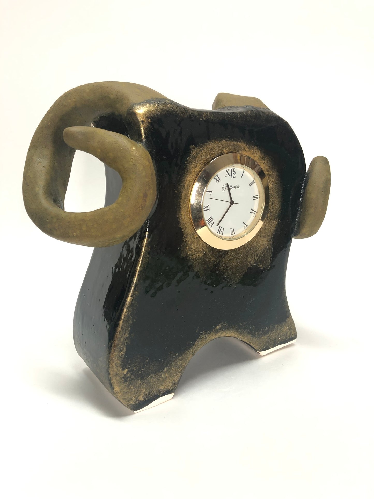 Shadow - Horloge sculpturale en céramique par Karine Pellerin