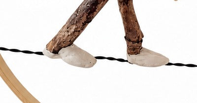 Le funambule par Sandra Veillette, détail des pieds sur le fil