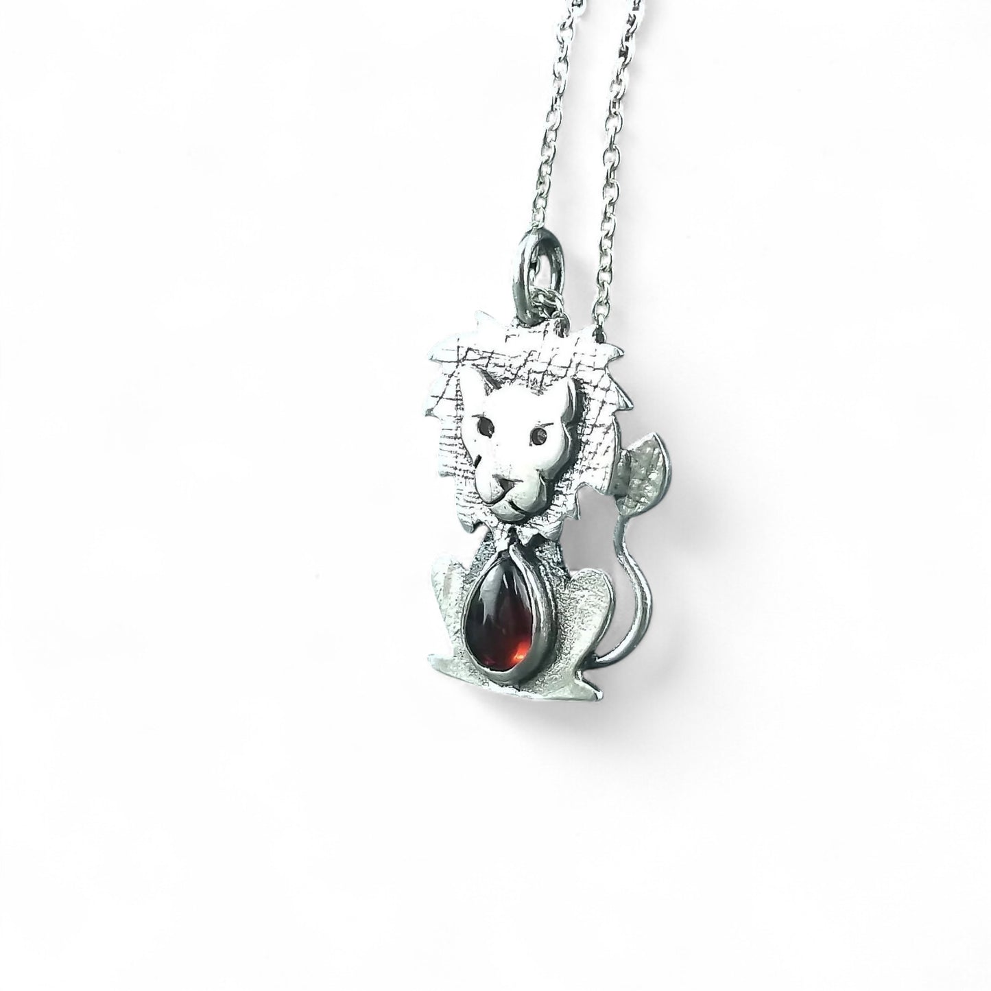 Pendentif lion en argent sterling avec grenat par Sonia Imbeault