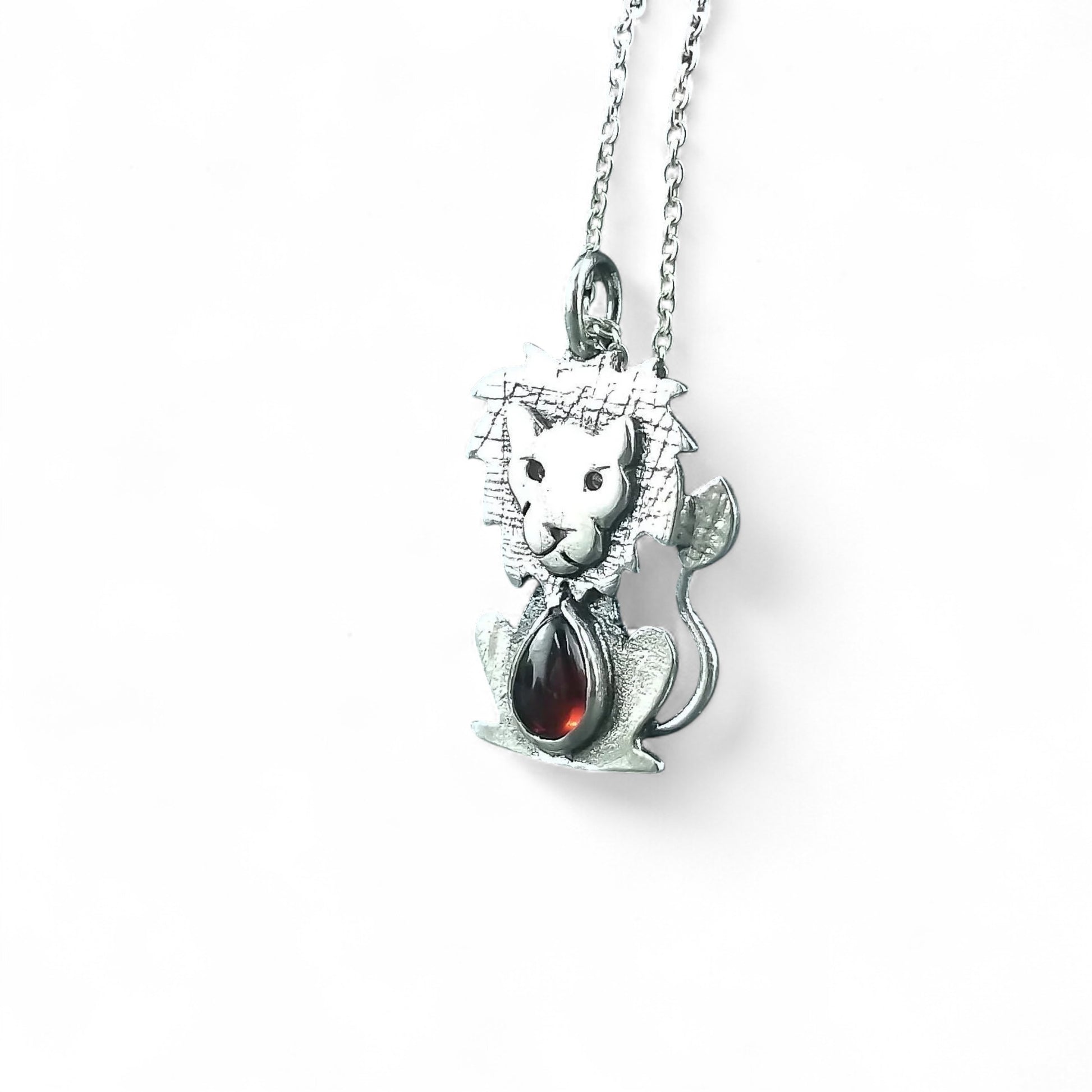 Pendentif lion en argent sterling avec grenat par Sonia Imbeault