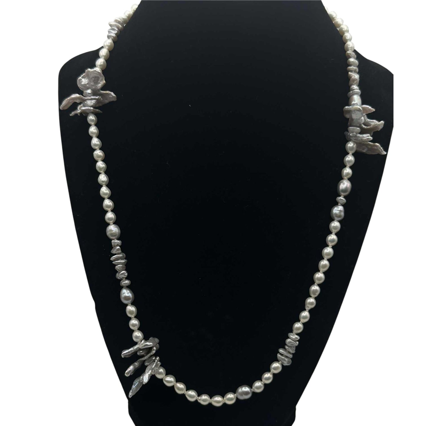 Collier de perles Griffon blanches et grises AC3 par Anne Carmichael