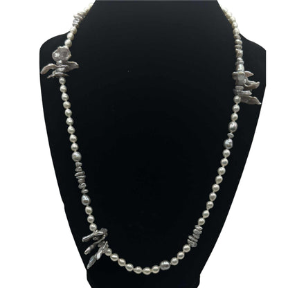 Collier de perles Griffon blanches et grises AC3 par Anne Carmichael