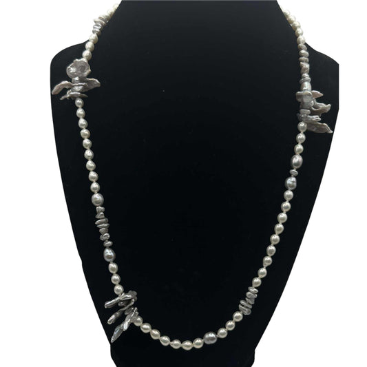 Collier de perles Griffon blanches et grises AC3 par Anne Carmichael
