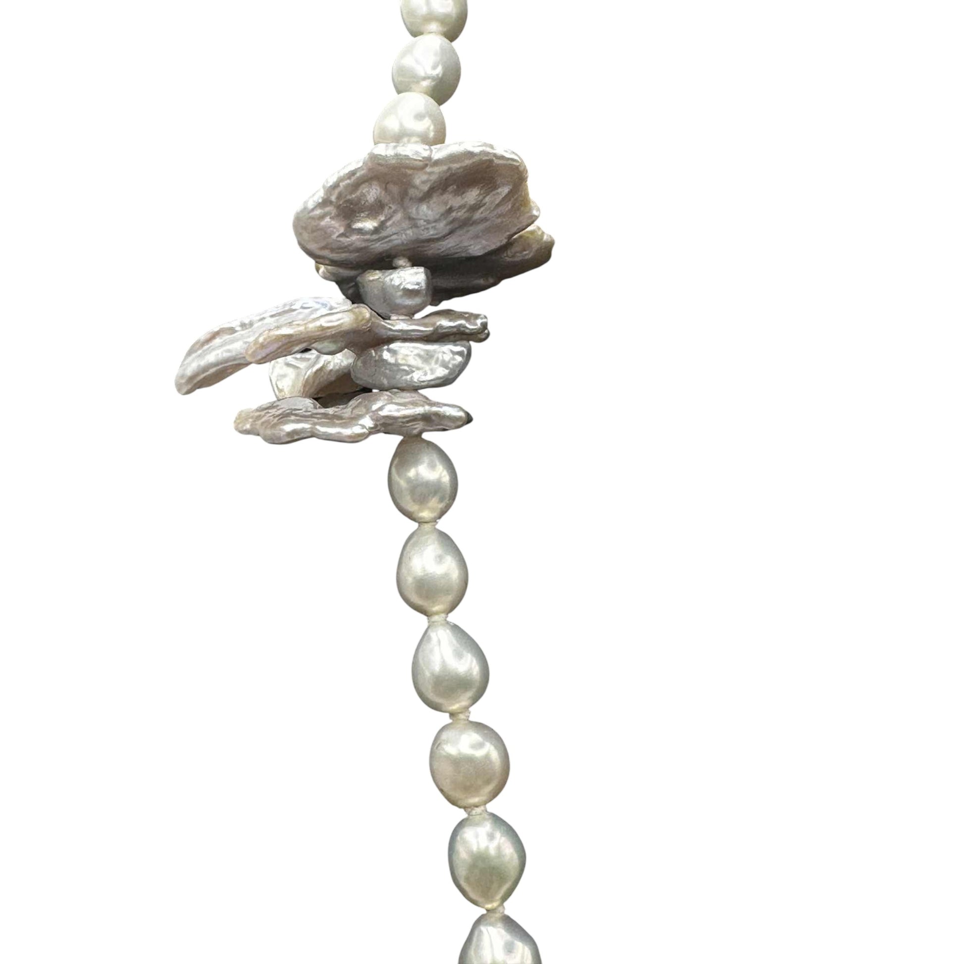 Collier de perles Griffon blanches et grises AC3 par Anne Carmichael