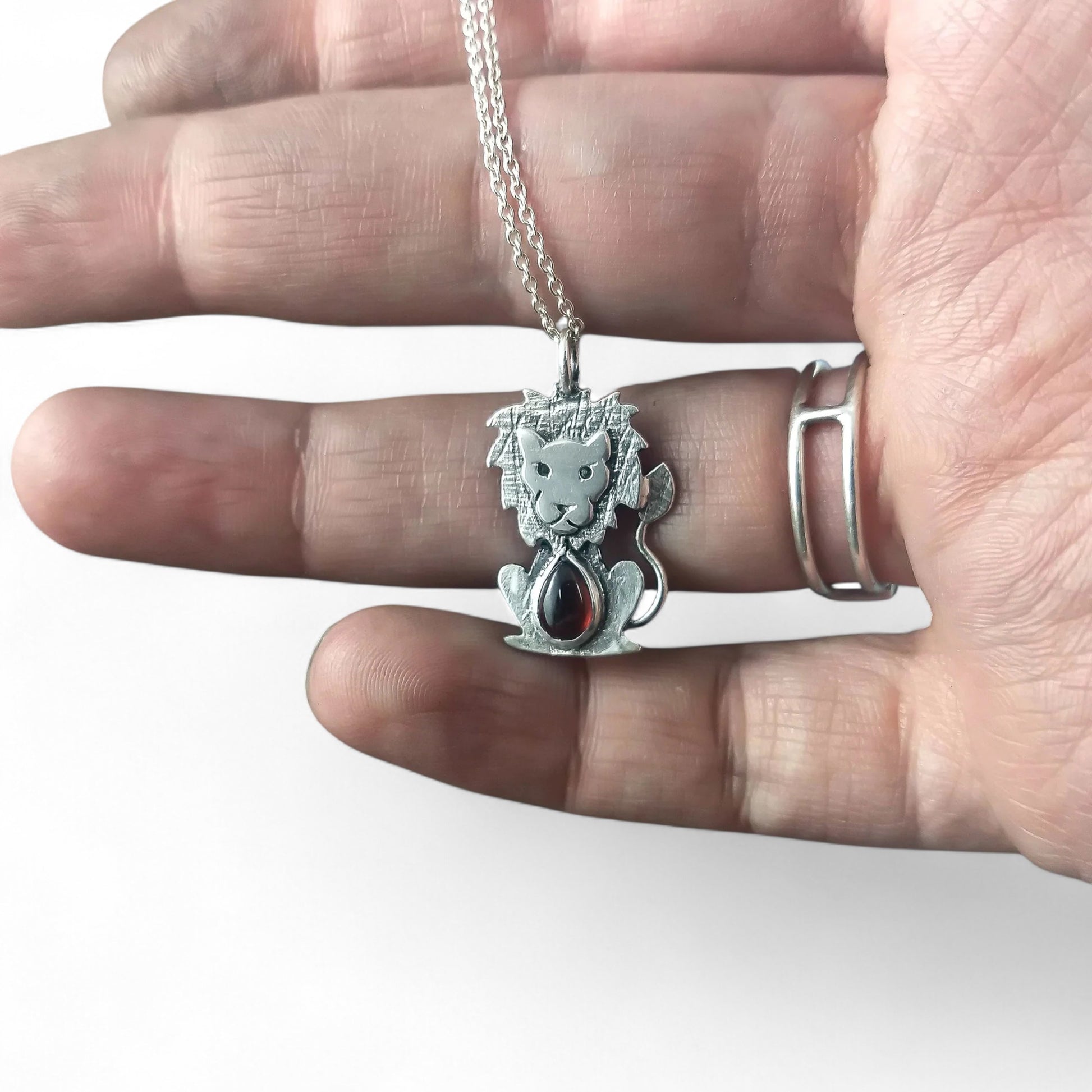 Pendentif lion en argent sterling avec grenat par Sonia Imbeault