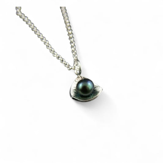Petit pendentif triangle en argent sterling et perle d'eau douce par Sonia Imbeault