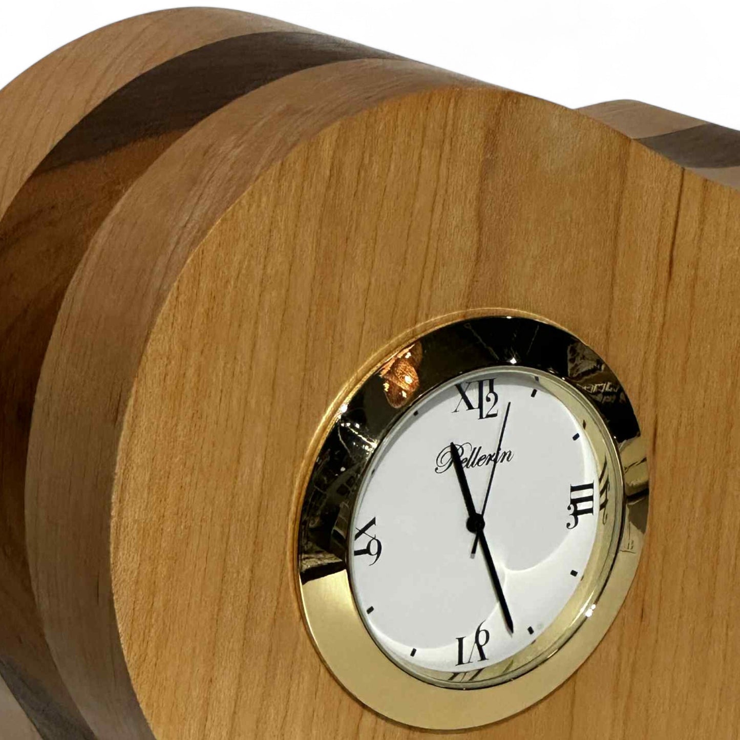Horloge en bois massif par Karine Pellerin