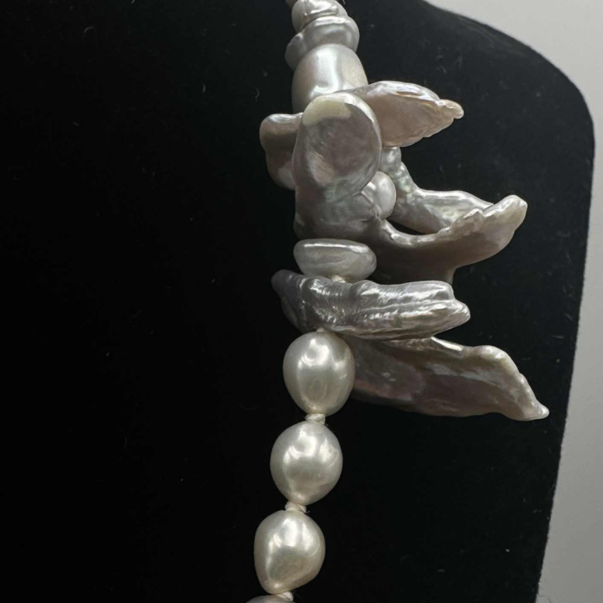 Collier de perles Griffon blanches et grises AC3 par Anne Carmichael