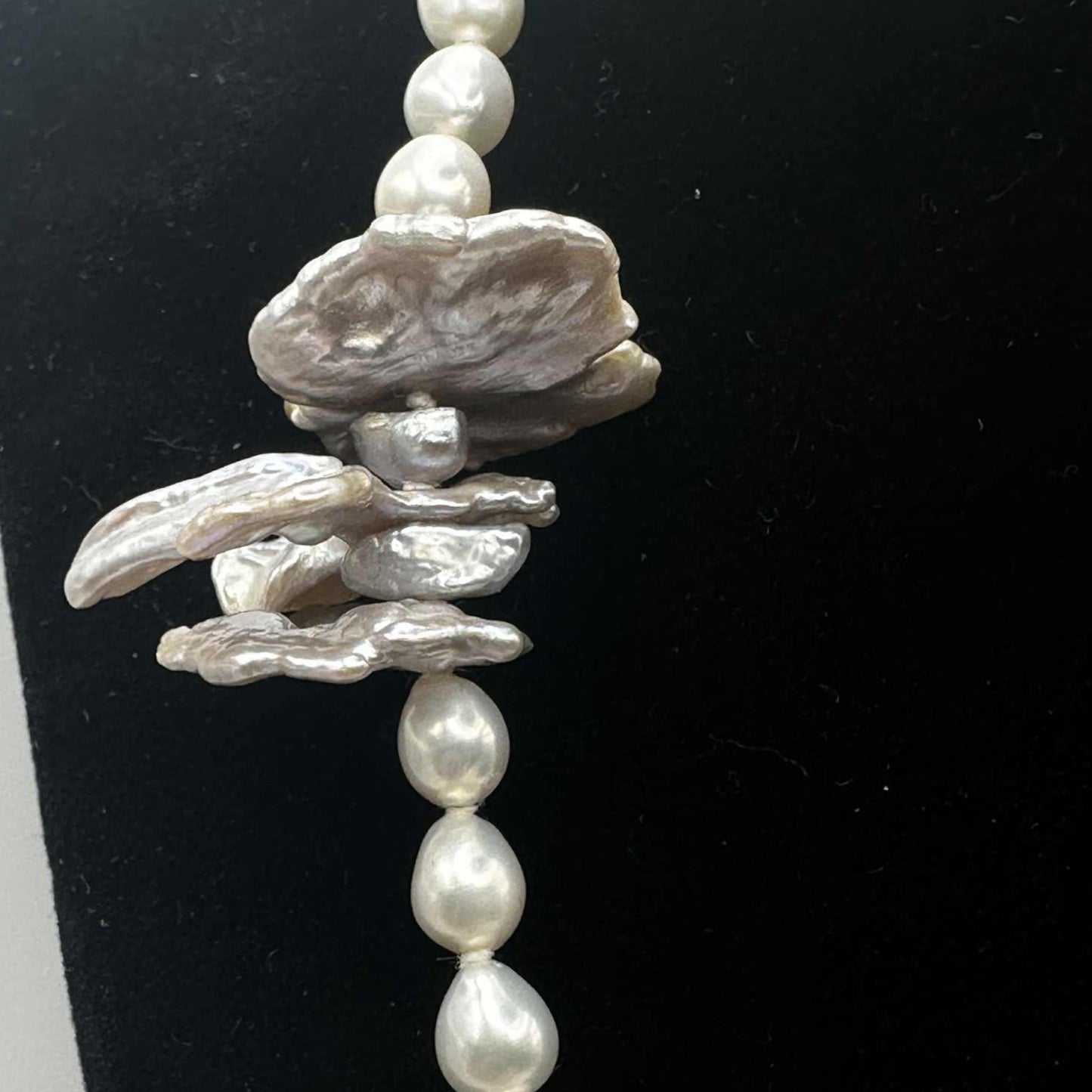 Collier de perles Griffon blanches et grises AC3 par Anne Carmichael