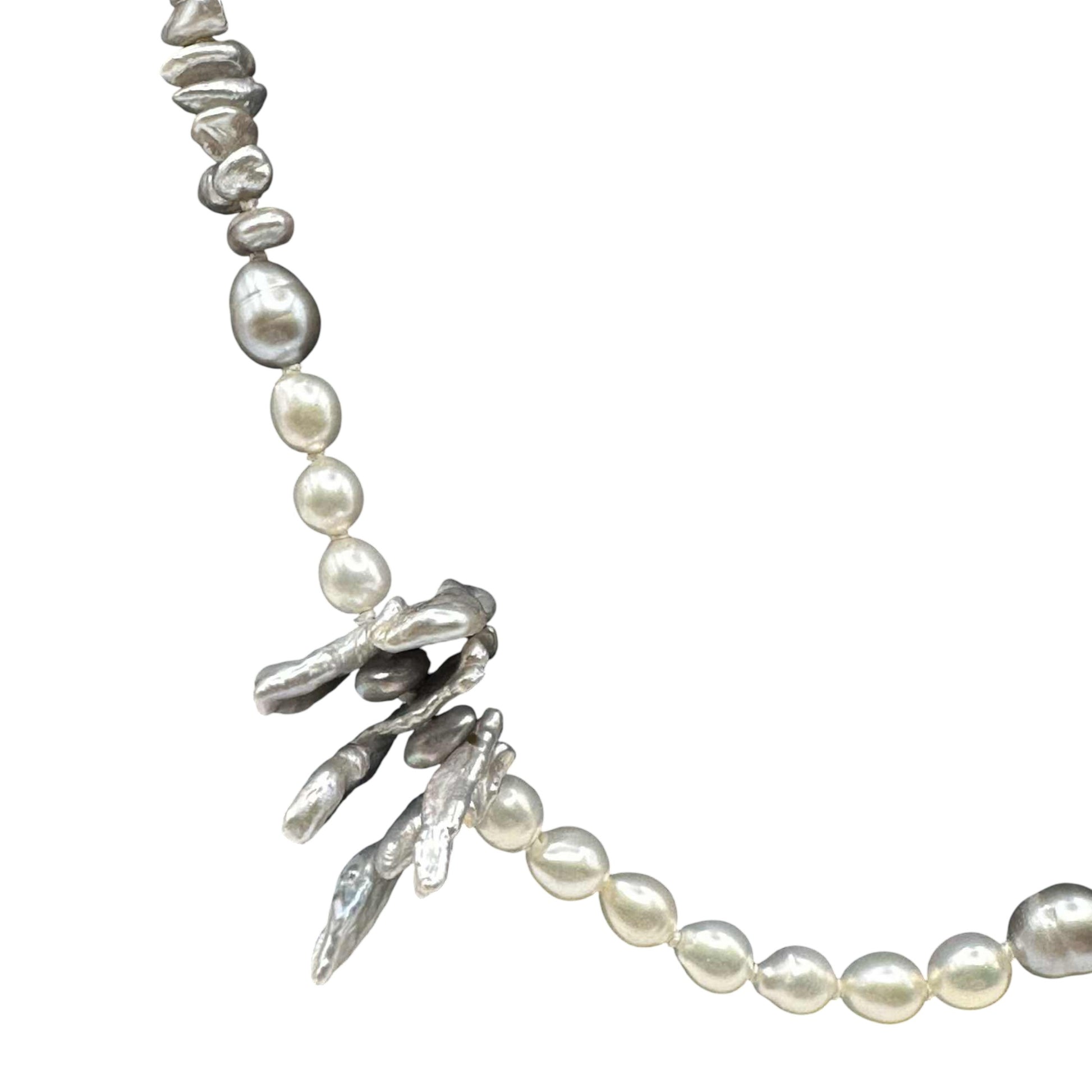 Collier de perles Griffon blanches et grises AC3 par Anne Carmichael