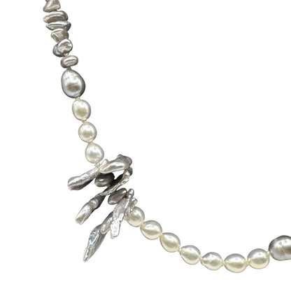Collier de perles Griffon blanches et grises AC3 par Anne Carmichael