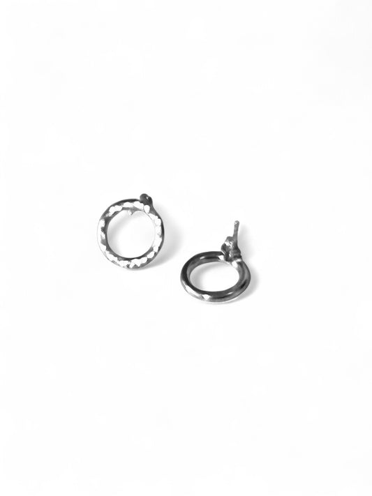 Boucles d'oreilles cercles martelées par Sonia Imbeault