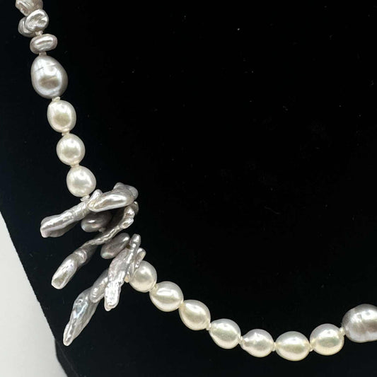 Collier de perles Griffon blanches et grises AC3 par Anne Carmichael