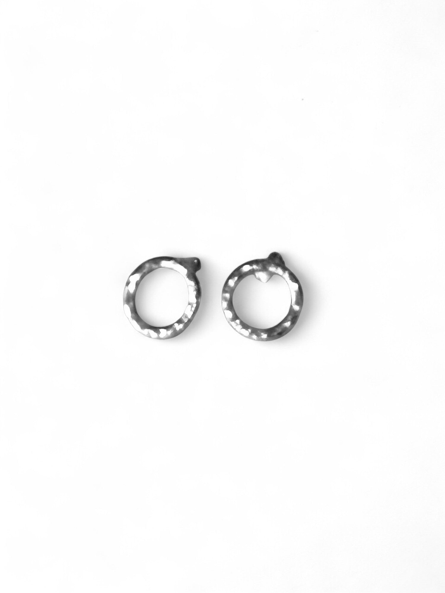 Boucles d'oreilles cercles martelées par Sonia Imbeault