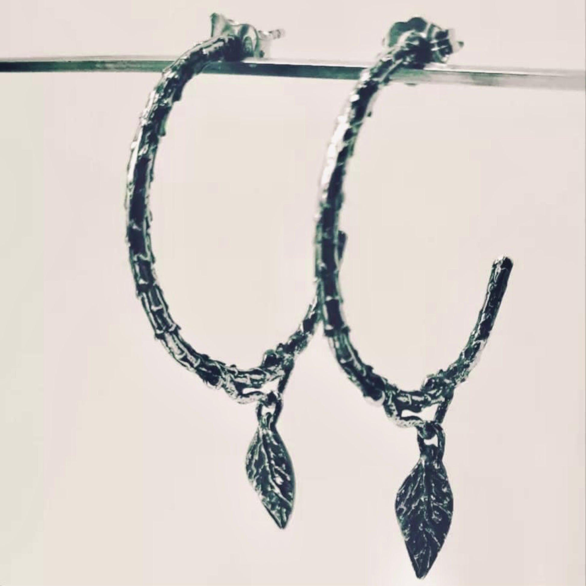 Boucles d’oreilles anneaux Argent Sterling Oxydé -Tom 2 par La Fabrique Persephone Marie Pier Drolet