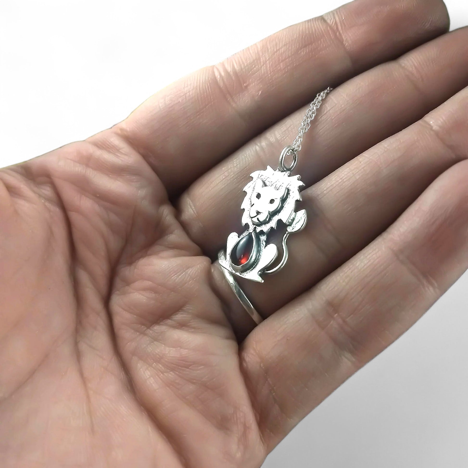 Pendentif lion en argent sterling avec grenat par Sonia Imbeault