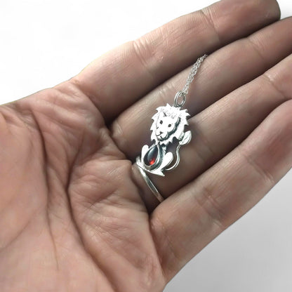Pendentif lion en argent sterling avec grenat par Sonia Imbeault