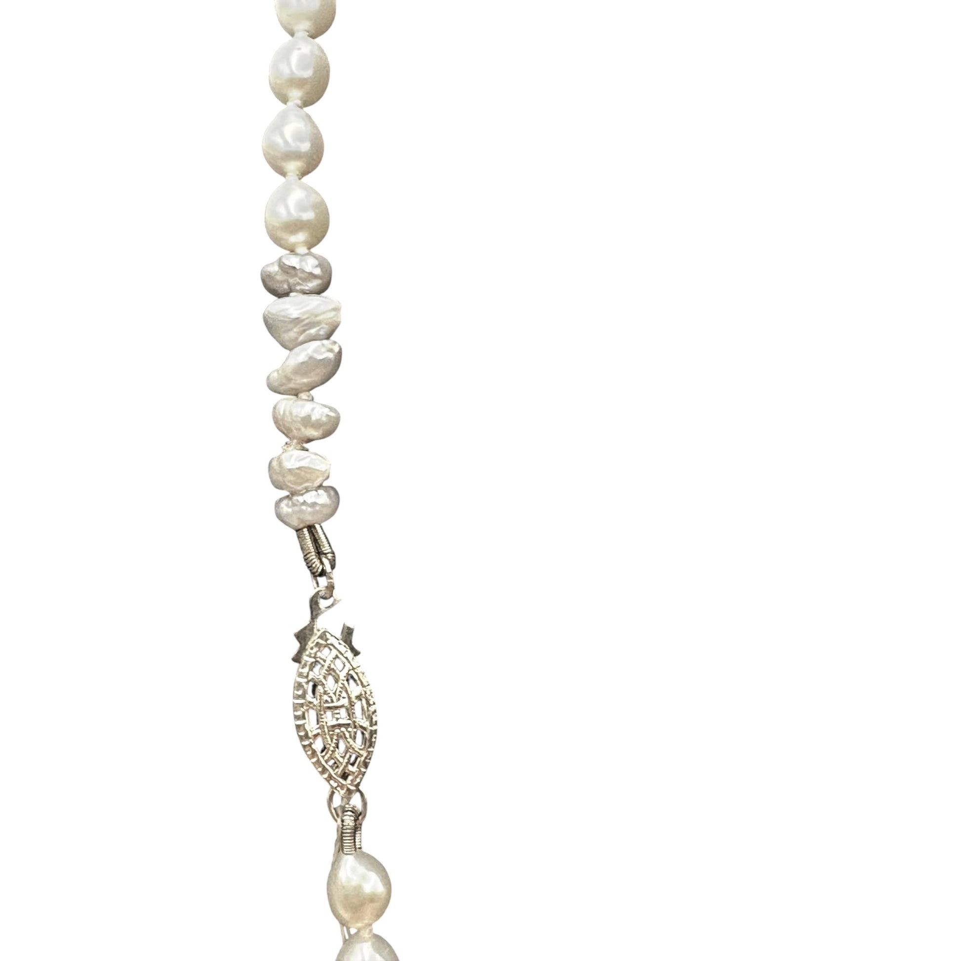 Collier de perles Griffon blanches et grises AC3 par Anne Carmichael