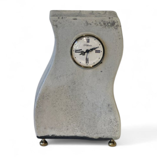 Blanche - Horloge en céramique par Karine Pellerin
