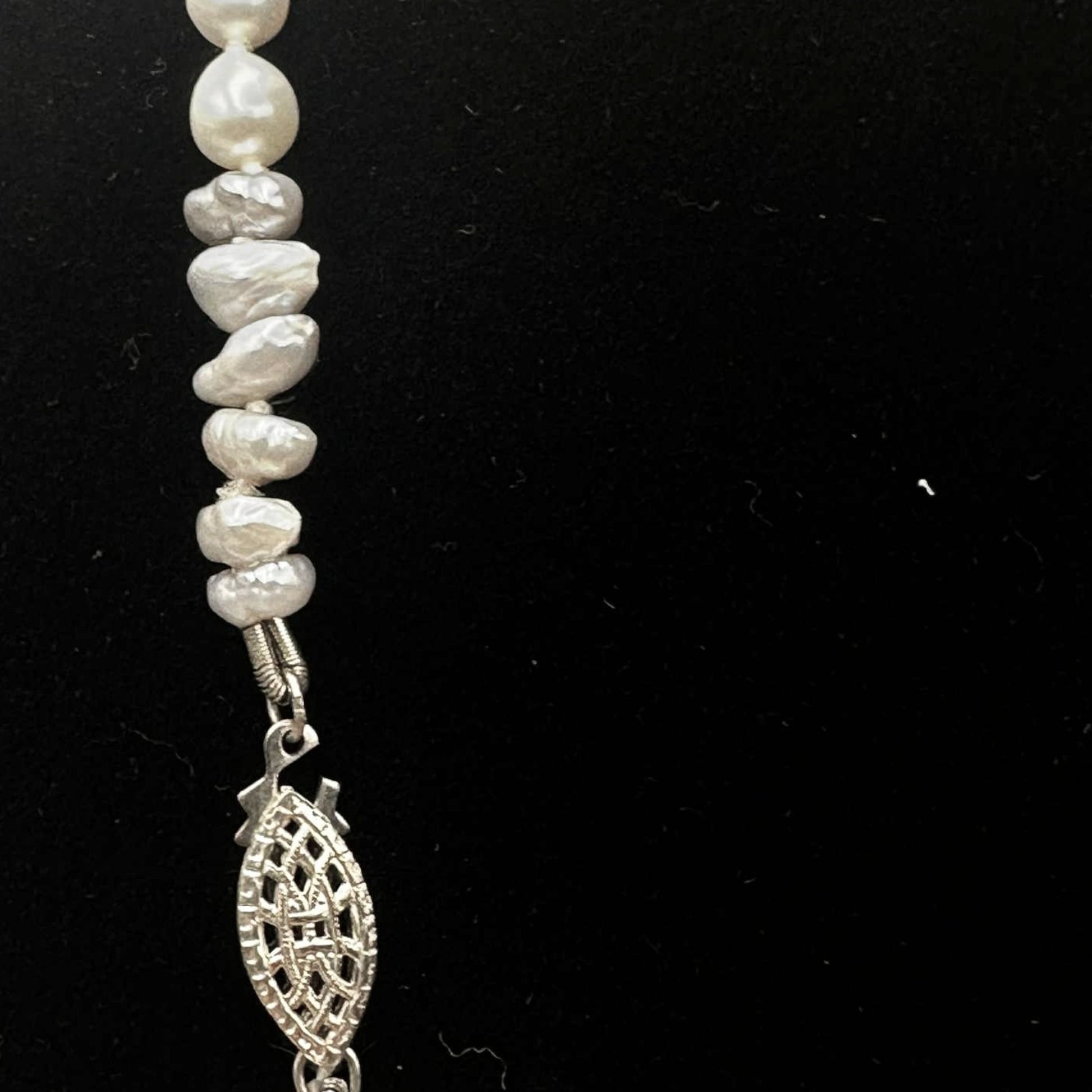 Collier de perles Griffon blanches et grises AC3 par Anne Carmichael