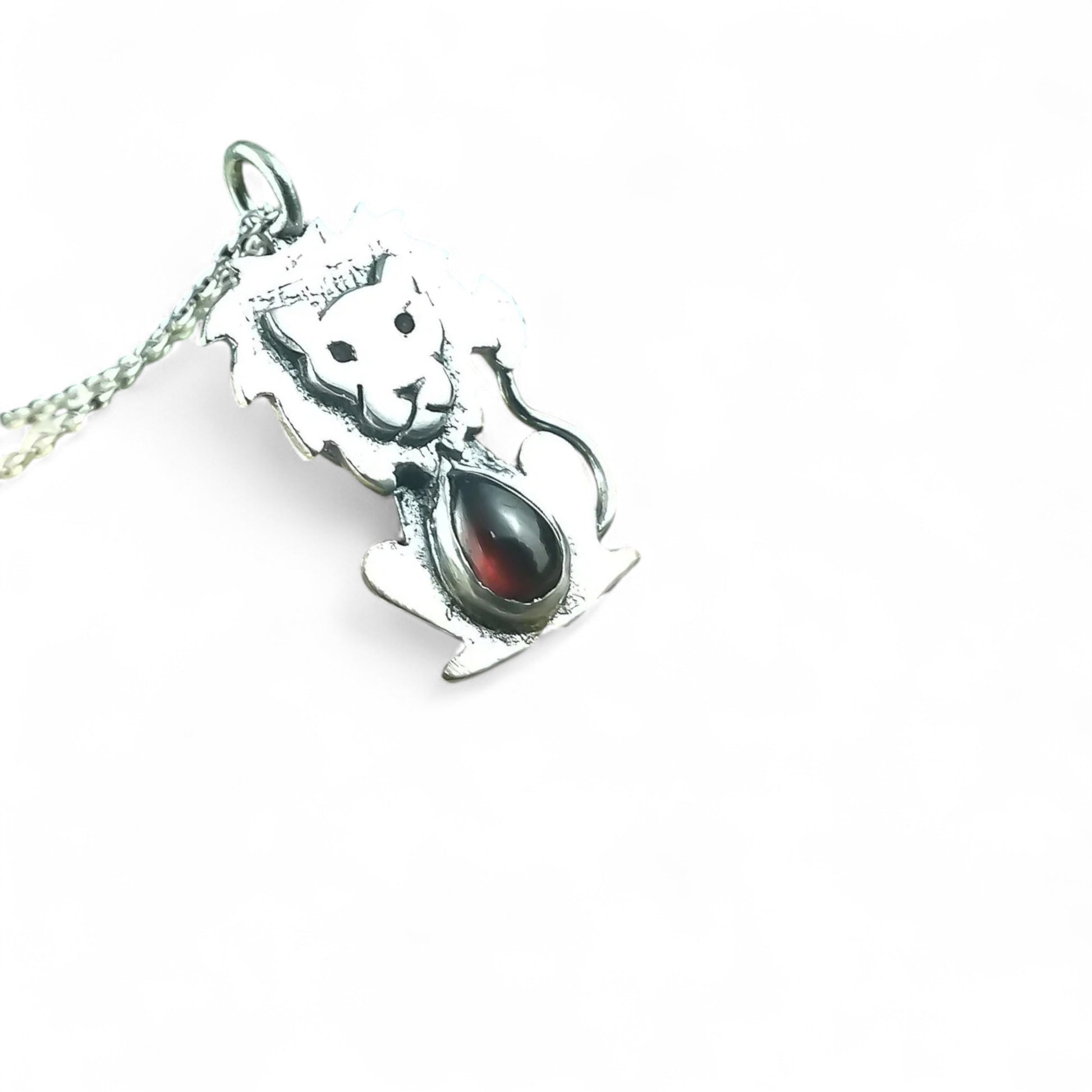 Pendentif lion en argent sterling avec grenat par Sonia Imbeault