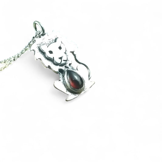 Pendentif lion en argent sterling avec grenat par Sonia Imbeault