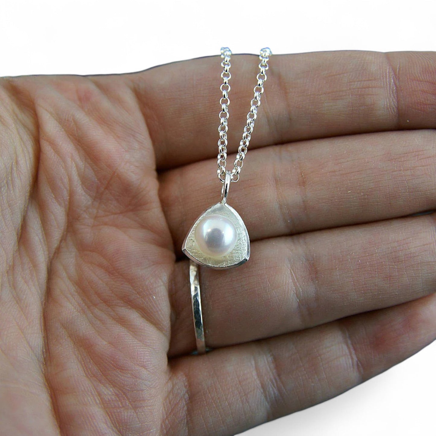 Petit pendentif triangle en argent sterling et perle d'eau douce par Sonia Imbeault