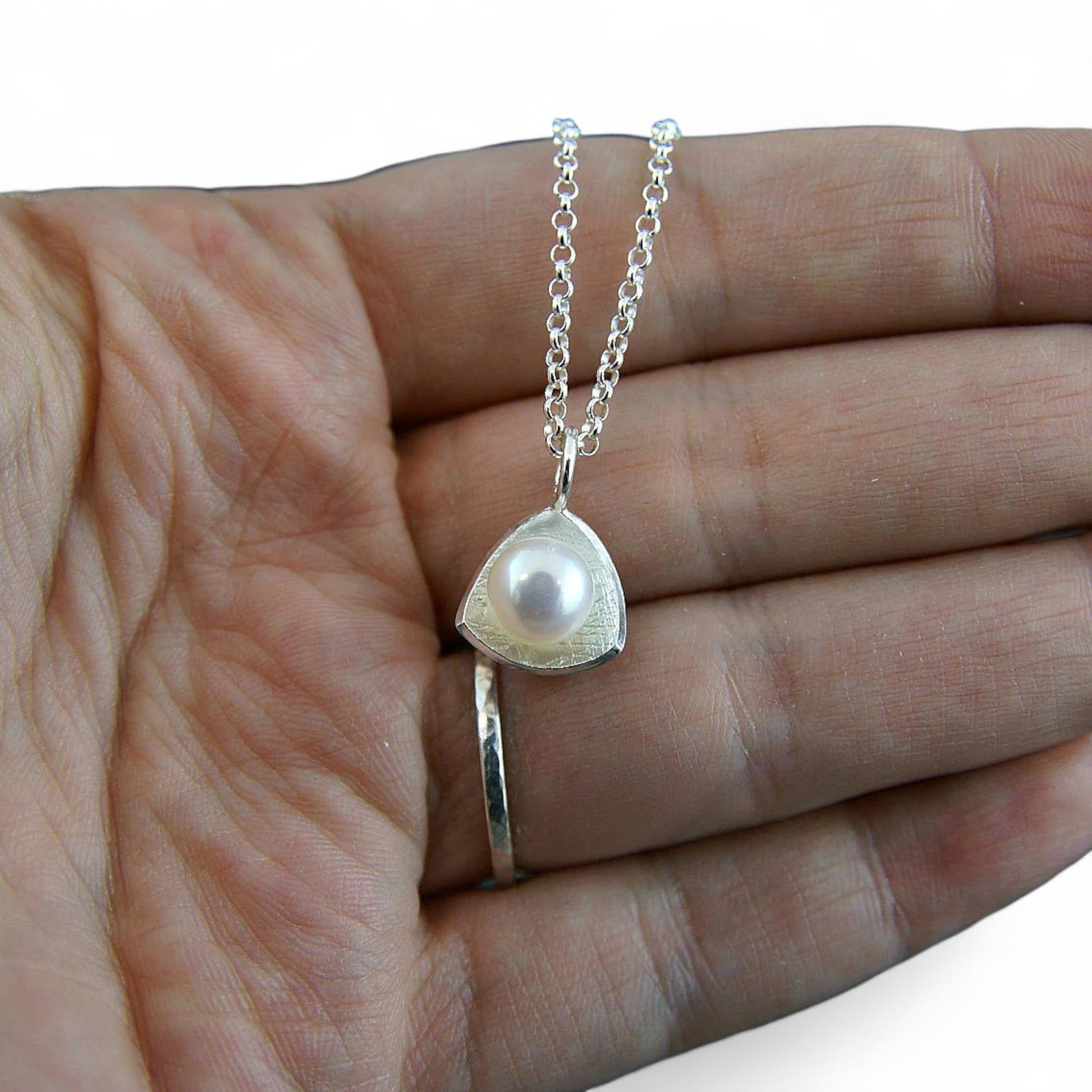 Petit pendentif triangle en argent sterling et perle d'eau douce par Sonia Imbeault