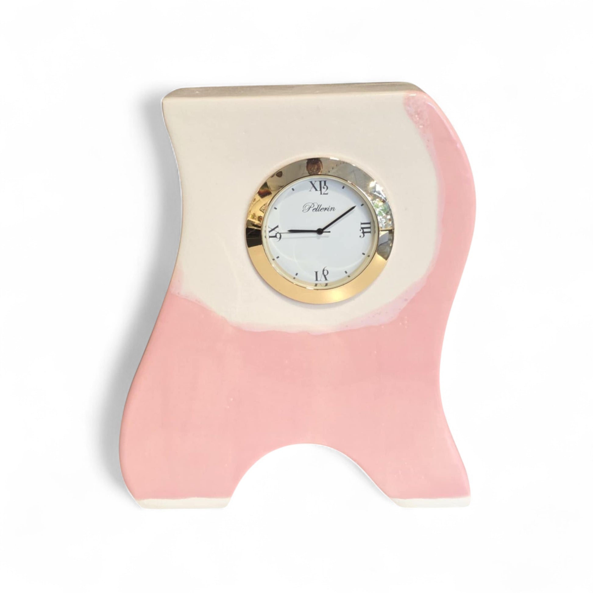Horloge en céramique deux tons rose et blanche par Karine Pellerin