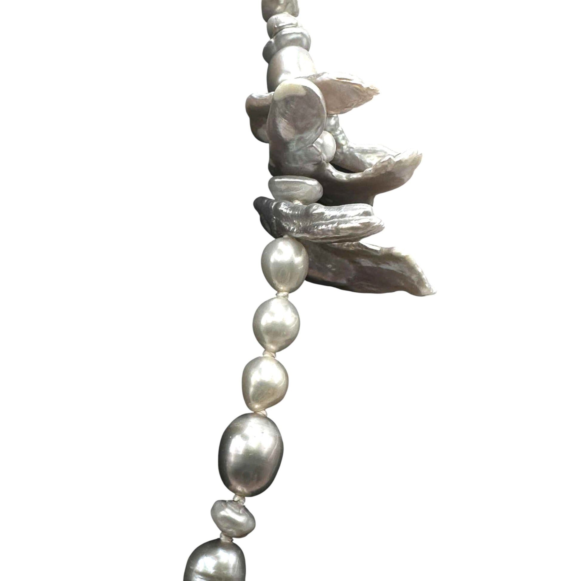 Collier de perles Griffon blanches et grises AC3 par Anne Carmichael