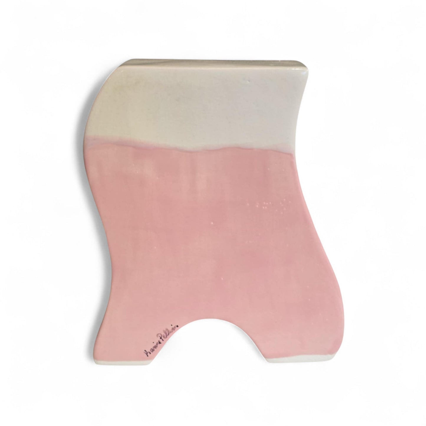 Horloge en céramique deux tons rose et blanche par Karine Pellerin