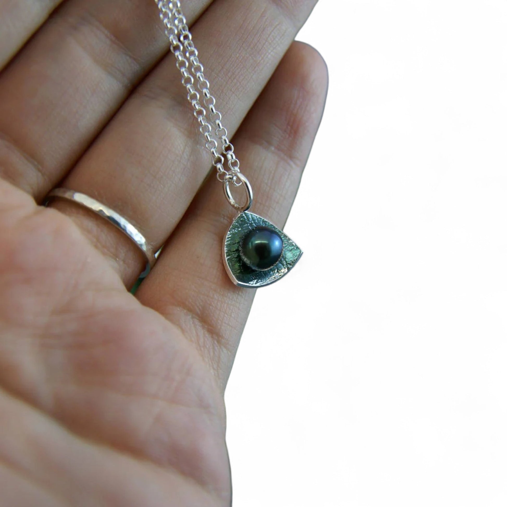 Petit pendentif triangle en argent sterling et perle d'eau douce par Sonia Imbeault