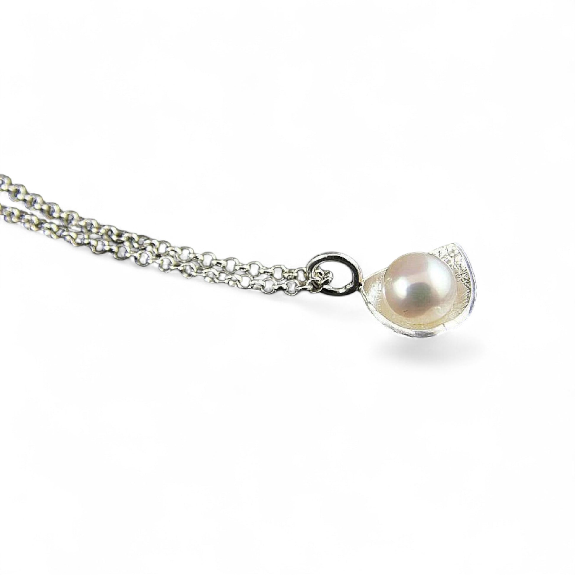 Petit pendentif triangle en argent sterling et perle d'eau douce par Sonia Imbeault